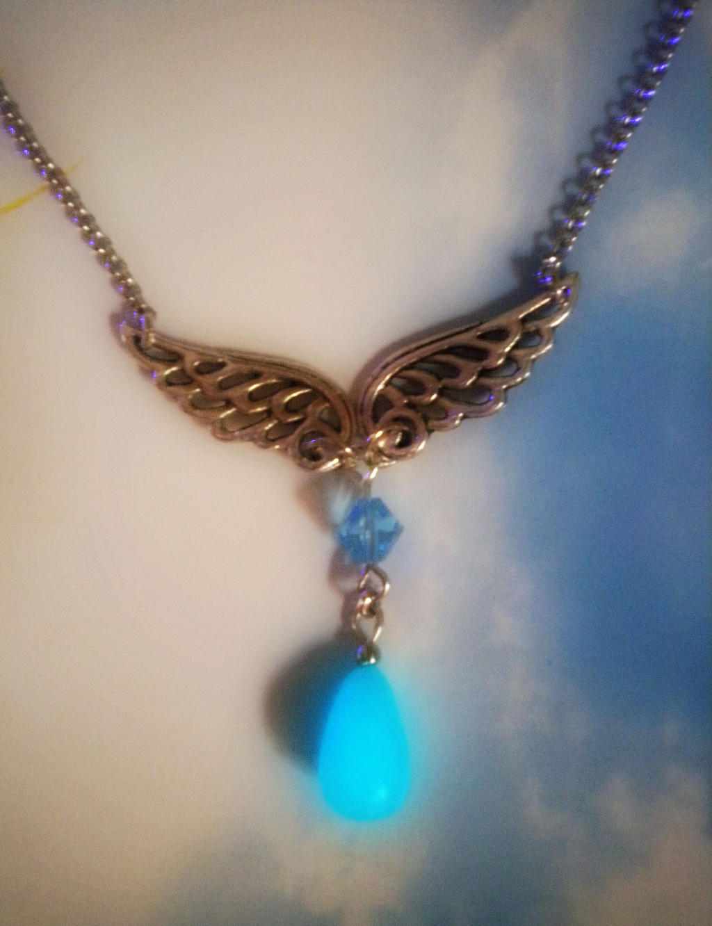 http://img07.deviantart.net/5856/i/2013/154/f/1/rinoa_heartilly_necklace___final_fantasy___glow_by_mysoulshards-d67pgh4.jpg